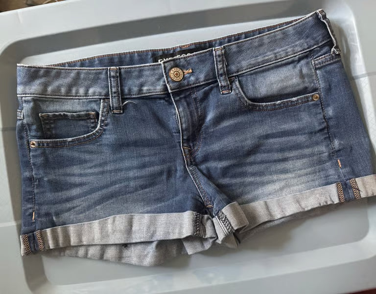 Express Shortie Low Rise Jean Shorts (Size 8)